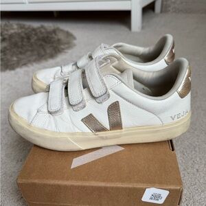 Veja Label with Size Chart